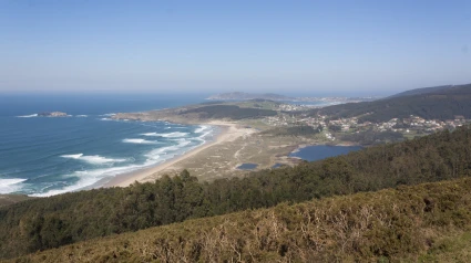 Foto de archivo de la playa de Doniños desde Monte Ventoso