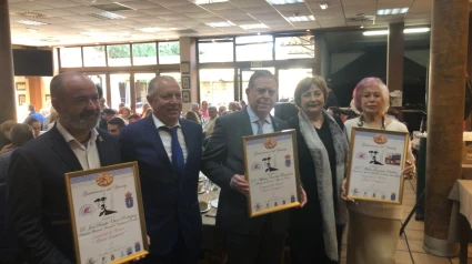 Los galardonados con la alcaldesa de Avilés, Mariví Monteserín y Justo García, propietario del Yumay