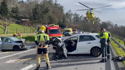 Imagen del momento en el que el helicóptero evacúa a una de las víctimas