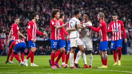 Koke separa a Bellingham durante el derbi en el Metropolitano