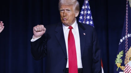 El presidente de Estados Unidos, Donald Trump, saluda con el puño a su llegada al Desayuno Nacional de Oración en el Capitolio de Estados Unidos en Washington.