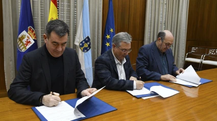 El presidente de la Diputación de Ourense, Luis Menor; el conselleiro de Educación, Román Rodríguez; y el gerente de Expourense, Rogelio Martínez, firman el protocolo de colaboración