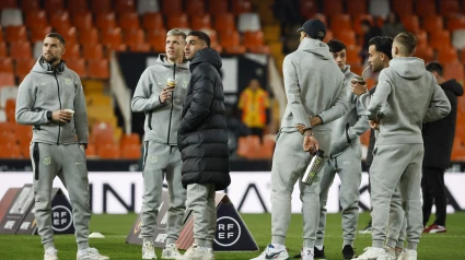 Los jugadores del Barcelona antes del partido en Mestalla de la Copa del Rey