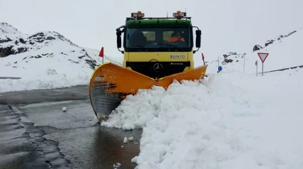 Aragón ha reforzado el despliegue de máquinas quitanieves en las zonas más afectadas.