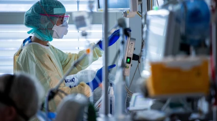 Una enfermera trabaja en la unidad de cuidados intensivos (UCI) del Hospital Universitario de Greifswald