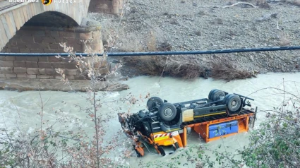 Un quitanieves cae por un puente al río y el conductor sale por sus propios medios