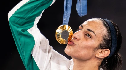 Imane Khelif posa con la medalla de oro conseguida en los Juegos Olímpicos de París.