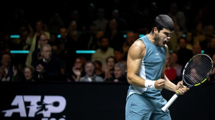 Carlos Alcaraz celebra su victoria sobre Hurkacz en las semifinales de Rotterdam.