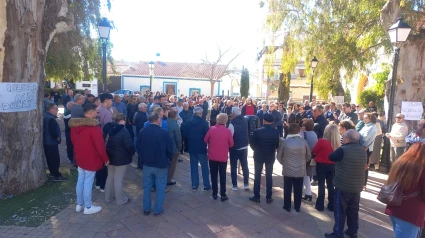 Vecinos de la pedanía lorquina de La Paca, durante la concentración este fin de semana