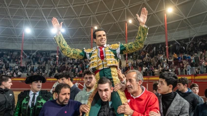 Emilio de Justo en su salida a hombros este domingo en Valdemorillo (Madrid)