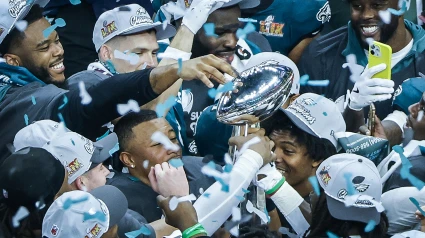 Los miembros del equipo Philadelphia Eagles sostienen el trofeo Vince Lombardi mientras celebran la derrota ante los Kansas City Chiefs durante el Super Bowl LIX en el Caesars Superdome de Nueva Orleans