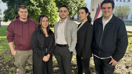 El presidente de la Delegación de Estudiantes de la EPEF, Eloy Mosteiro, el tercero por la izquierda, junto con otro alumnado