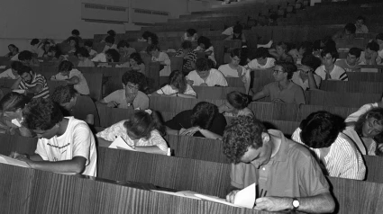 Un grupo de estudiantes se enfrentan a los exámenes de Selectividad para el acceso a la enseñanza superior en el año 1987