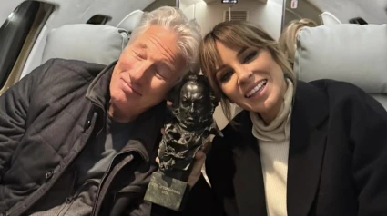 Richard y Alejandra Gere posan juntos con la estatua de Goya