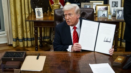 El presidente de Estados Unidos, Donald Trump, muestra una orden ejecutiva firmada en la Oficina Oval de la Casa Blanca en Washington, DC, EE. UU., el 10 de febrero de 2025