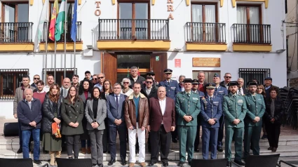 Autoridades y familiares en el homenaje en Güéjar Sierra a Domingo Puente Marín, el peluquero asesinado por ETA hace 28 años