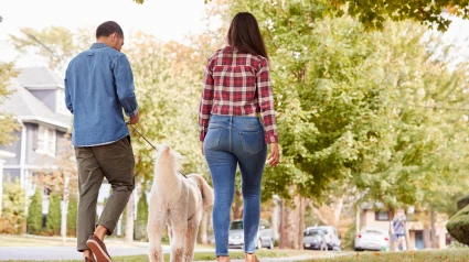 Pareja paseando