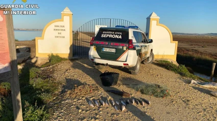 Vehículo del SEPRONA a las puertas de las salinas