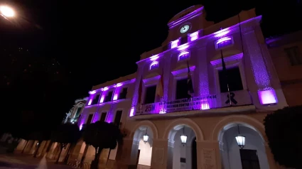 FACHADA DEL AYUNTAMIENTO ILUMINADA