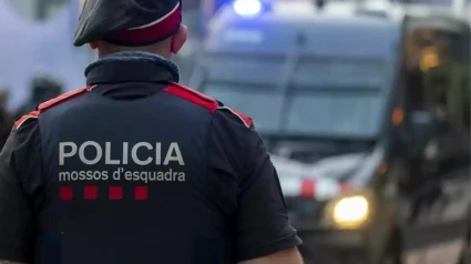 El hombre intentó quemar la nave ocupada donde residía su compañera