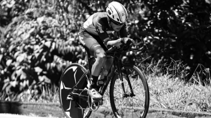 El joven ciclista colombiano murió tras chocar con un vehículo durante un entrenamiento.