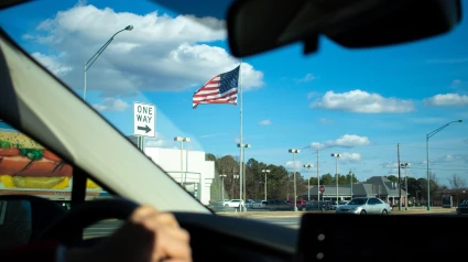 El gesto que debes realizar mientras conduces en Estados Unidos para evitarte problemas con la Policía: "Para curarte de un espanto"