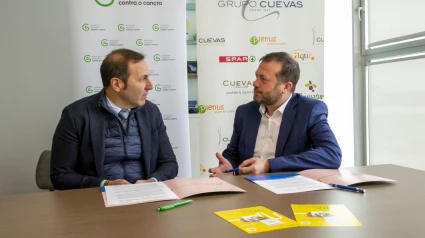 El presidente de la AECC de Ourense, Germán Rodríguez-Saá, y el director general de Grupo Cuevas, Artur Yuste