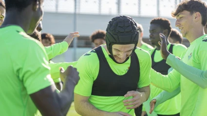 Félix Garreta es recibido en el entrenamiento por sus compañeros del Betis Deportivo.