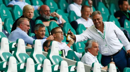 Imagen de unos aficionados bebiendo cerveza en un estadio de fútbol