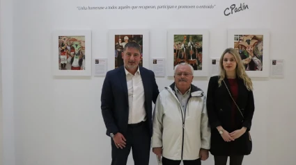 El teniente alcalde de Ourense, Aníbal Pereira, y la edil de Artes y Festejos, Noa Rouco, con el pintor Carlos Padín en la inauguración de la muestra