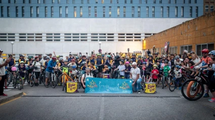 Concentración de Pedalovida ante las puertas del Hospital Santa Bárbara de Soria