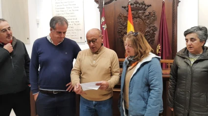 Damnificados por los terremotos de Lorca con el concejal de IU, Pedro Sosa, en el centro
