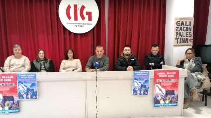 Trabajadores del servicio de limpieza y Marcos del Río este jueves en el local de la CIG en Ferrol