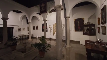 Uno de los patios de las Carmelitas Calzadas que acoge la exposición Misericordiando