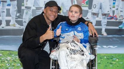 Kylian Mbappé posa con el pequeño Lorenzo durante su visita al Bernabéu.