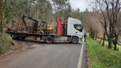 El vehículo articulado quedó con la cabina sobre el asfalto y el remolque en la pista de tierra