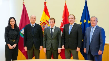 Martínez Almeida junto a los representantes de la Real Unión de Criadores de Toros de Lidia