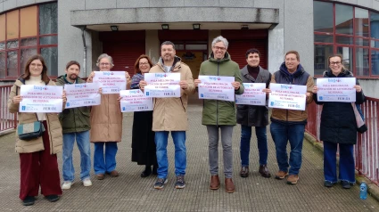 Integrantes del BNG ante la estación de autobuses de Ferrol este jueves