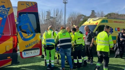 Imagen de los técnicos del SAMUR atendiendo al árbitro en Moratalaz