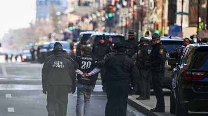 Persona detenida durante el desfile de los Eagles