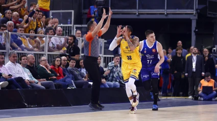 Thomasson celebra uno de sus triples ante Valencia Basket