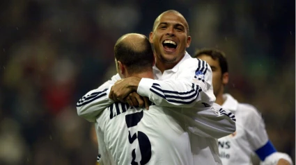 Ronaldo y Zidane se abrazan tras marcar un gol con la camiseta del Real Madrid.