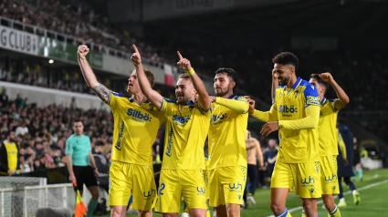 Ontiveros y sus compañeros celebrar el primer gol del Cádiz en El Sardinero