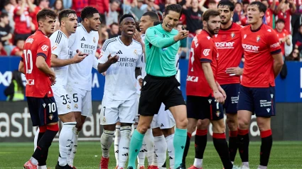 Momento de la expulsión a Bellingham durante el Osasuna-Real Madrid por Munuera Montero