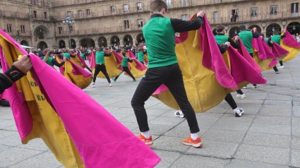 Los 60 alumnos de la Escuela de Tauromaquia de Salamanca, en la Plaza Mayor