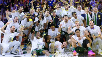 Los jugadores de Unicaja celebran y posan con el trofeo de la Copa del Rey.