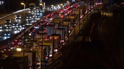 Seis personas han resultado heridas de carácter leve este jueves en un choque en el que se han visto involucrados cinco vehículos, entre ellos un camión. Como consecuencia del accidente, que ha ocurrido sobre las 19.00 en los carriles en dirección a Madrid, a la altura del kilómetro 24, en el término de Las Rozas, se han registrado retenciones en ambos sentidos.