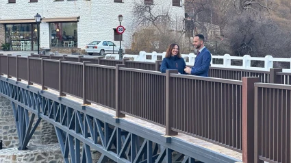 Imagen de la consejera de Fomento, Rocío Díaz, y el alcalde de Trévelez, Adrián Gallegos, en su visita a las dos nuevas pasarelas ciclopeatonales de los puentes de la carretera A-413