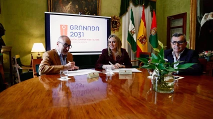 Imagen de la alcaldesa de Granada, Marifrán Carazo,  junto al  director del Patronato de la Alhambra y Patronato de la Alhambra y el Generalife, Francisco Rodrigo, por el manifiesto de adhesión del proyecto 'Granada Capital Europea de la Cultura 2031'