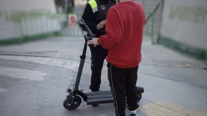 Policía local parando a un usuario de VMP